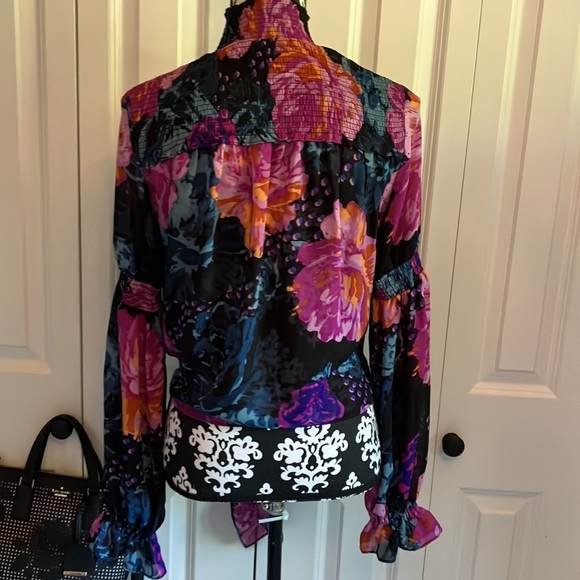 Fabulous😱gorgeous shear floral print blouse with rows of shirring and Gorg tie - Picture 5 of 16